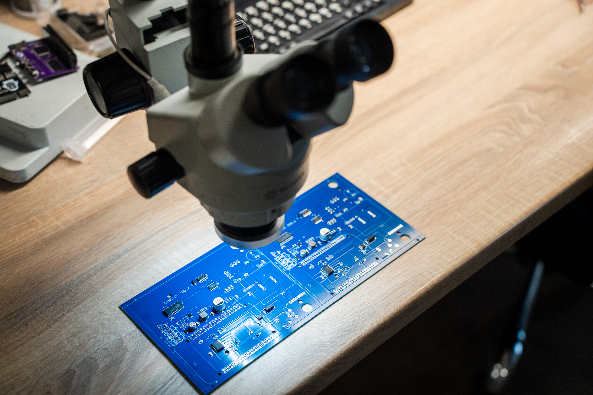 Kontrola jakości PCB Generix pod mikroskopem